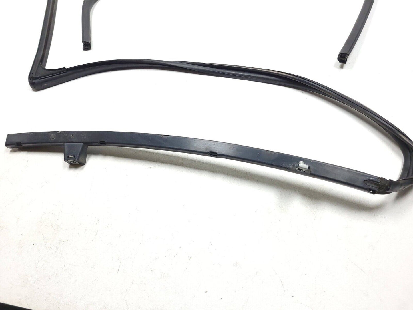 13-16 GMC Acadia Door Molding Belt Weather Strip Front Passenger Side Right OEM