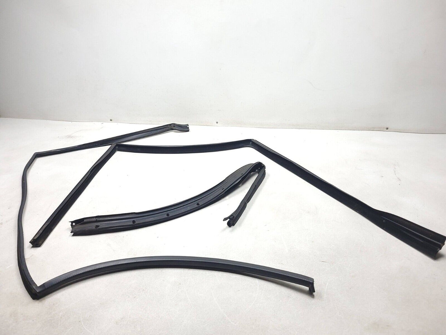 2006-2009 Range Rover Rear Door Molding & Weatherstrip Seal Pass Side Right OEM