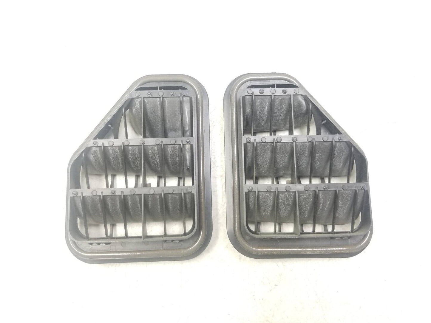 09 - 11 Volkswagen Tiguan Quarter Panel Pressure Vent Pair OEM