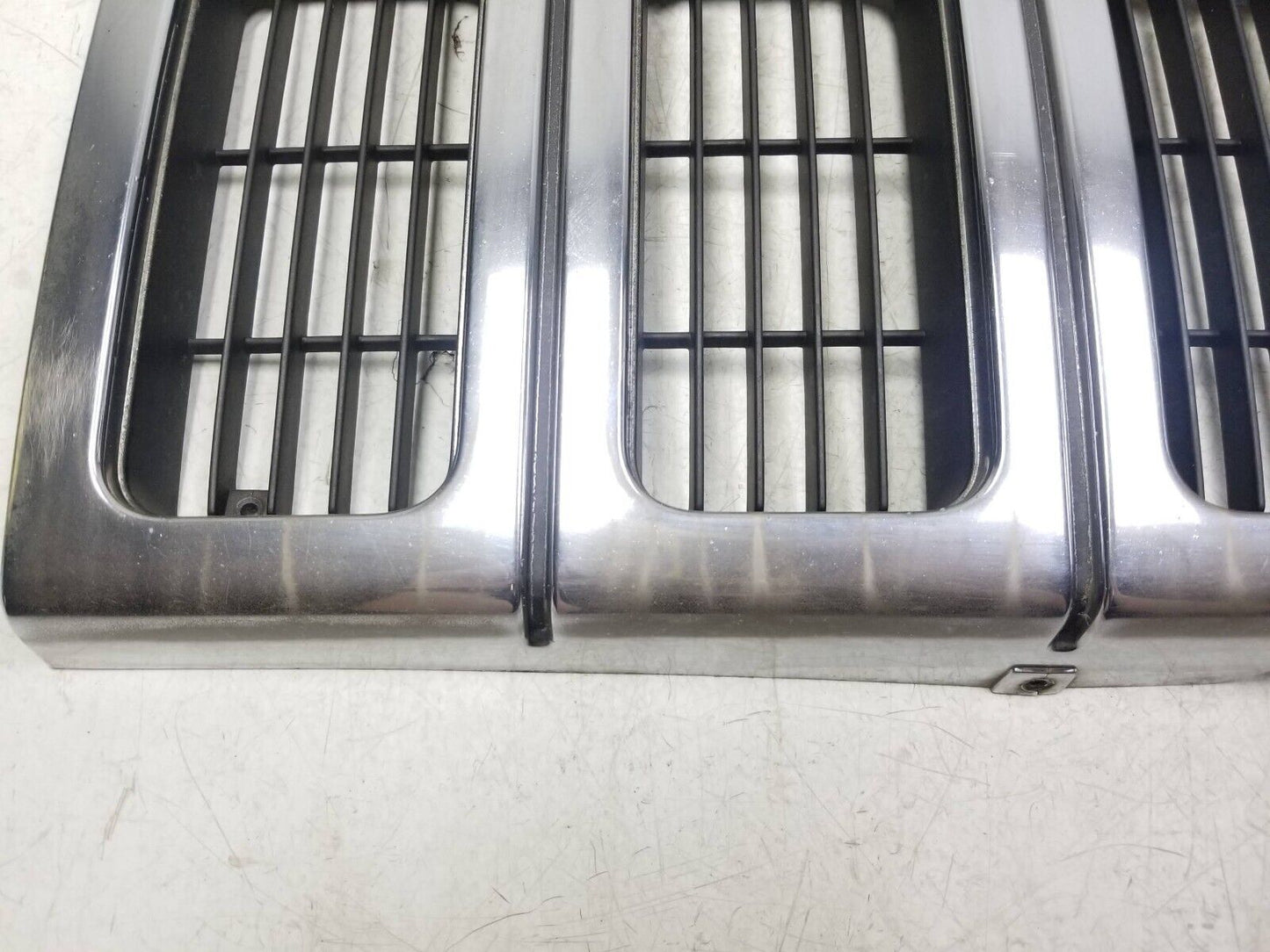 96 97 98 Jeep Grand Cherokee Front Grille 55055059 OEM