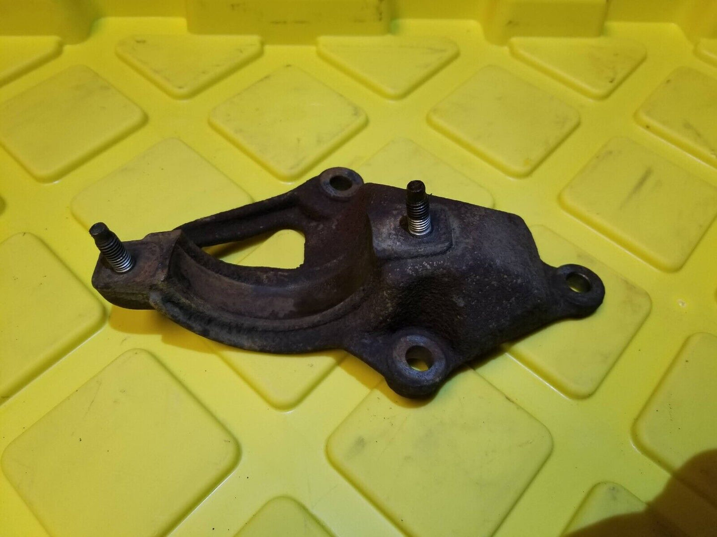 10- 13 Ford Transit Connect Axle Shaft Bracket Passenger Side OEM