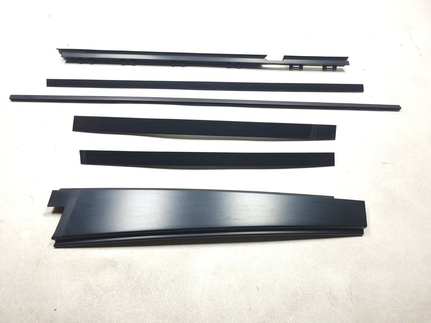 2006-2009 Range Rover Rear Door Molding & Weatherstrip Seal Pass Side Right OEM