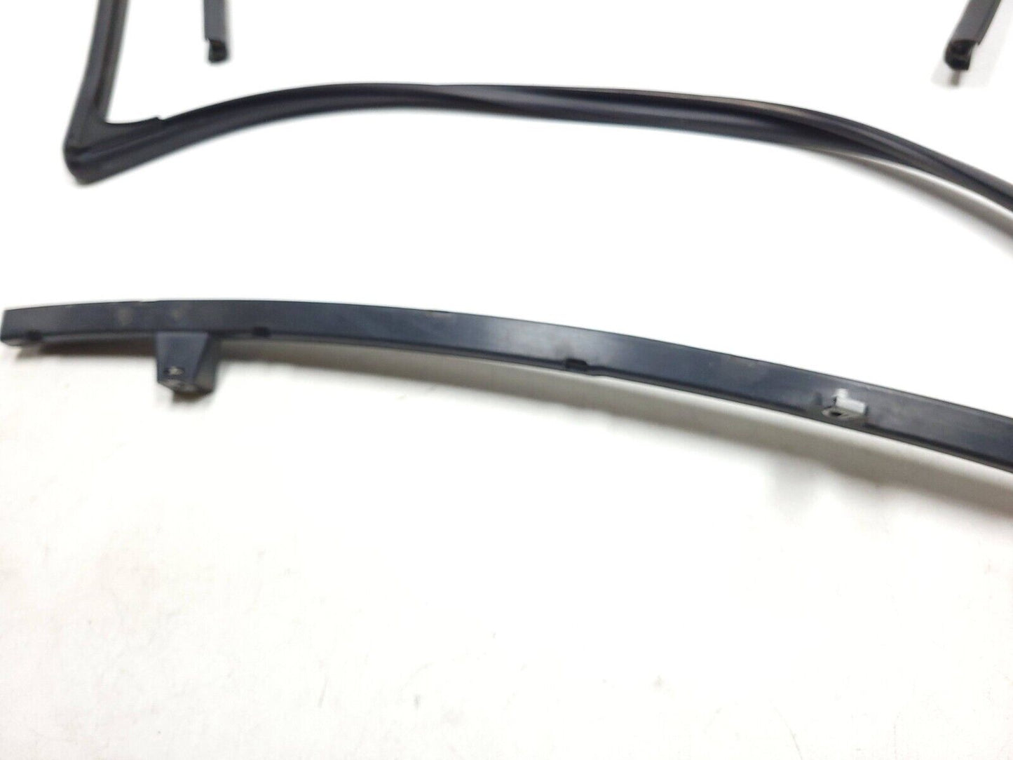 13-16 GMC Acadia Door Molding Belt Weather Strip Front Passenger Side Right OEM