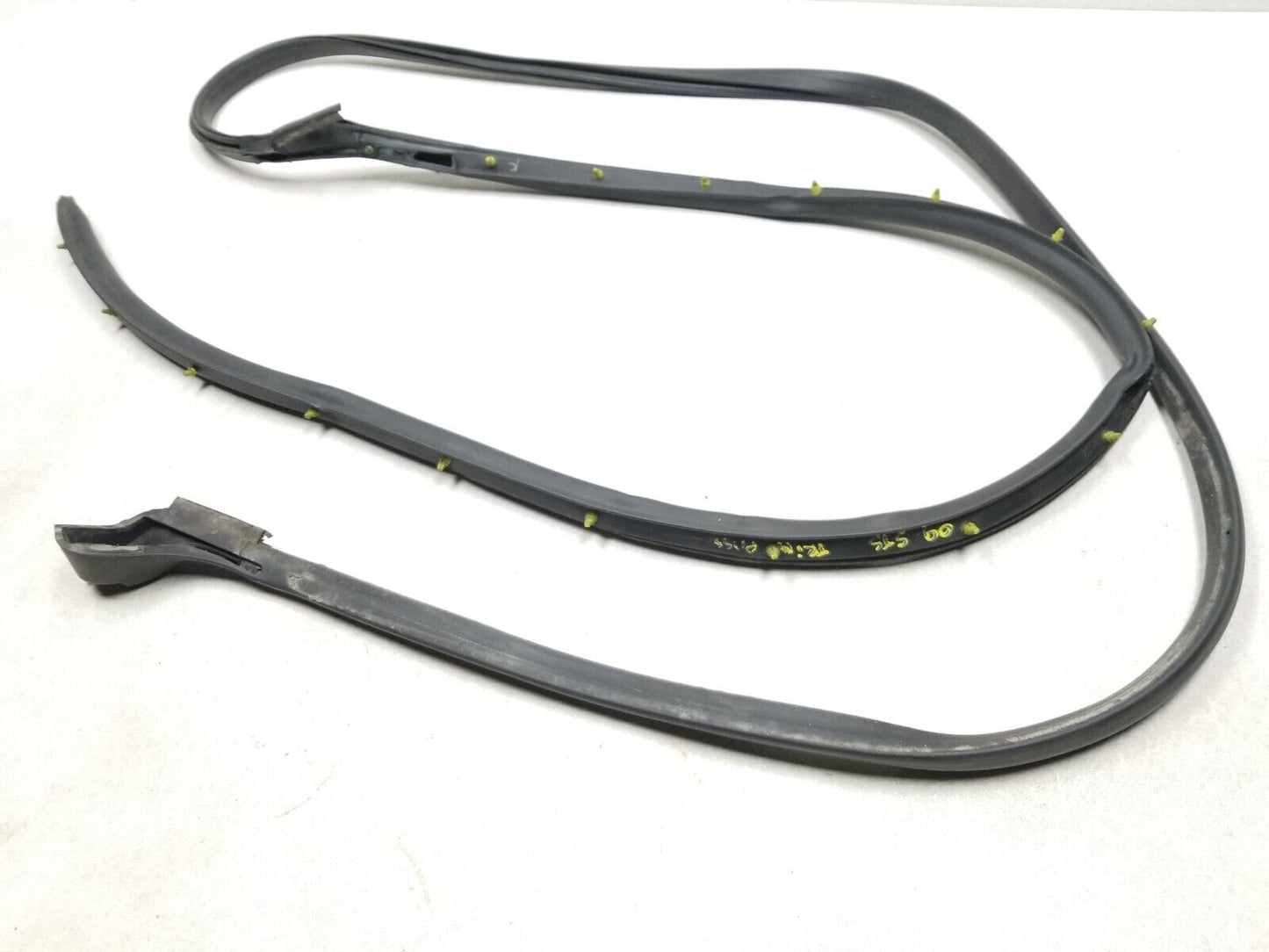 2005-2011 Cadillac STS Door Weatherstrip Seal Front Passenger Side Right OEM