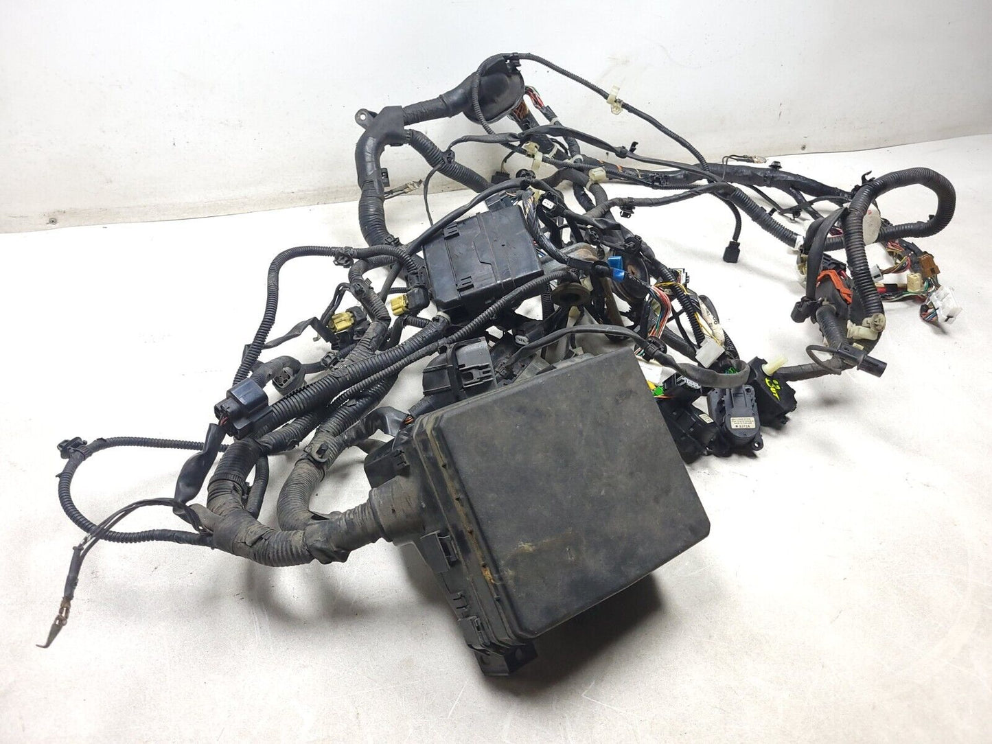 2009 Mitsubishi Outlander Engine Wire Harness W/ Fuse Box 3.0l AWD OEM