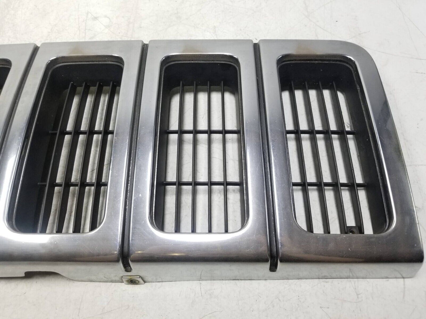 96 97 98 Jeep Grand Cherokee Front Grille 55055059 OEM