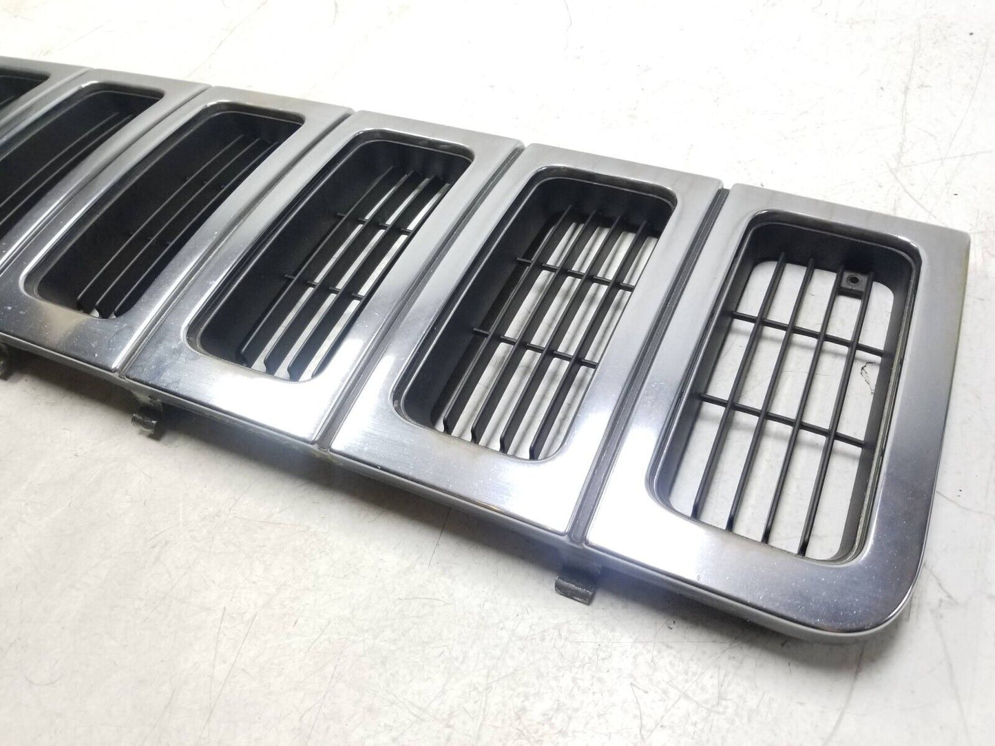 96 97 98 Jeep Grand Cherokee Front Grille 55055059 OEM