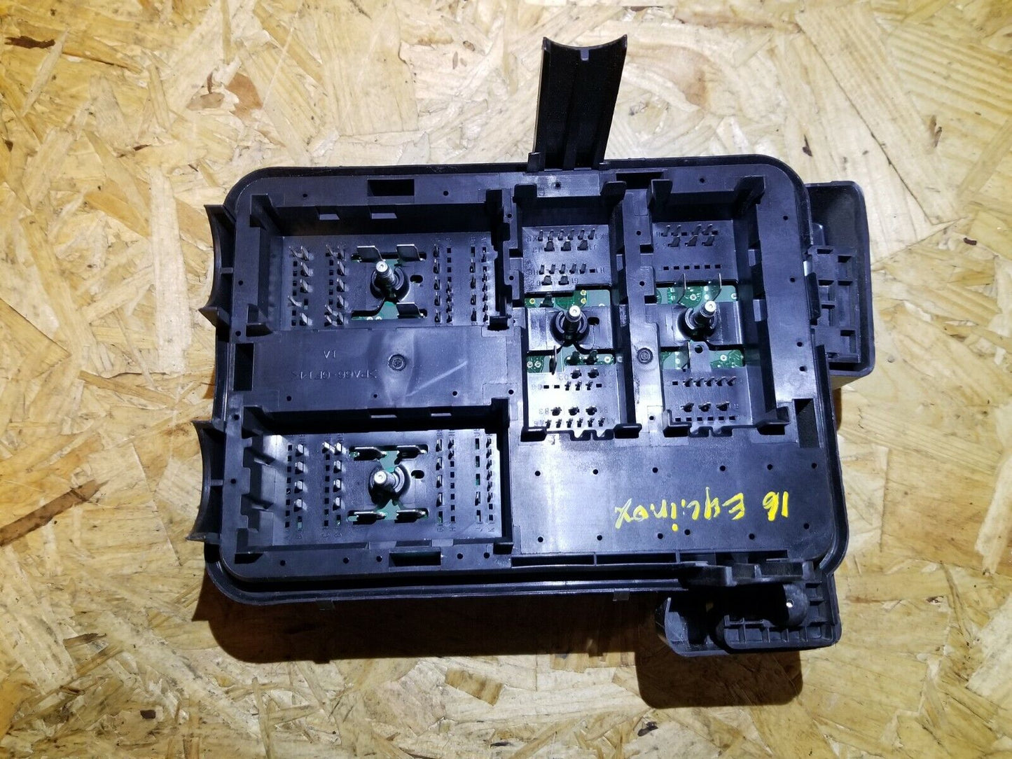 15 16 17 Chevrolet Equinox Engine Fuse Relay Box  23404556 OEM 24k