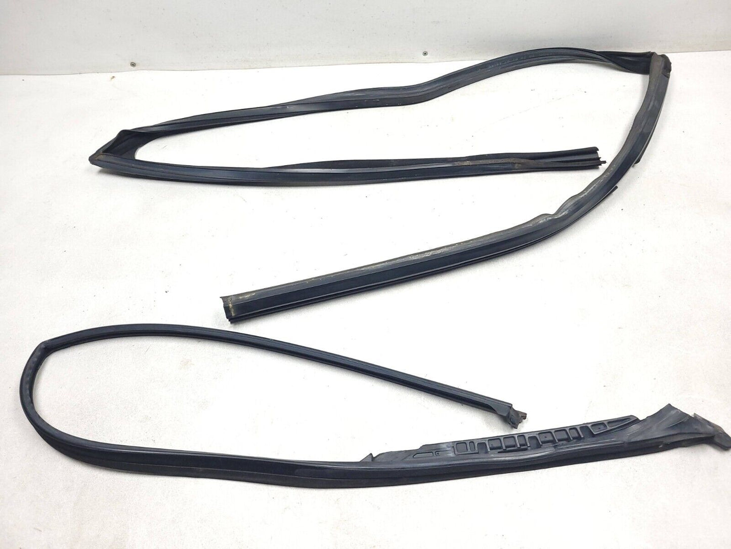 2006-2009 Range Rover Front Door Molding & Weatherstrip Seal Passenger Right OEM