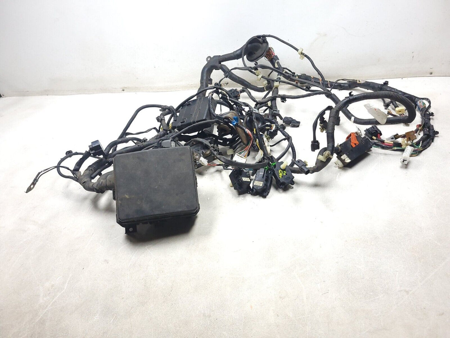 2009 Mitsubishi Outlander Engine Wire Harness W/ Fuse Box 3.0l AWD OEM