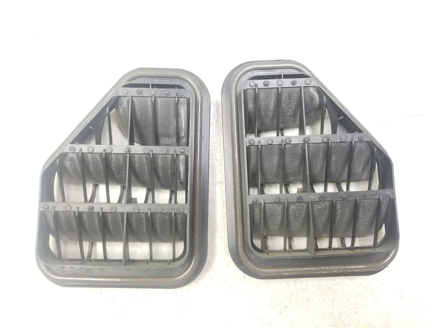 09 - 11 Volkswagen Tiguan Quarter Panel Pressure Vent Pair OEM