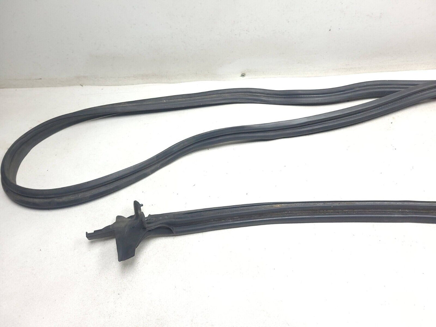 2007-2013 Mitsubishi Outlander Rear Tailgate Trunk Wheatherstrip Seal OEM