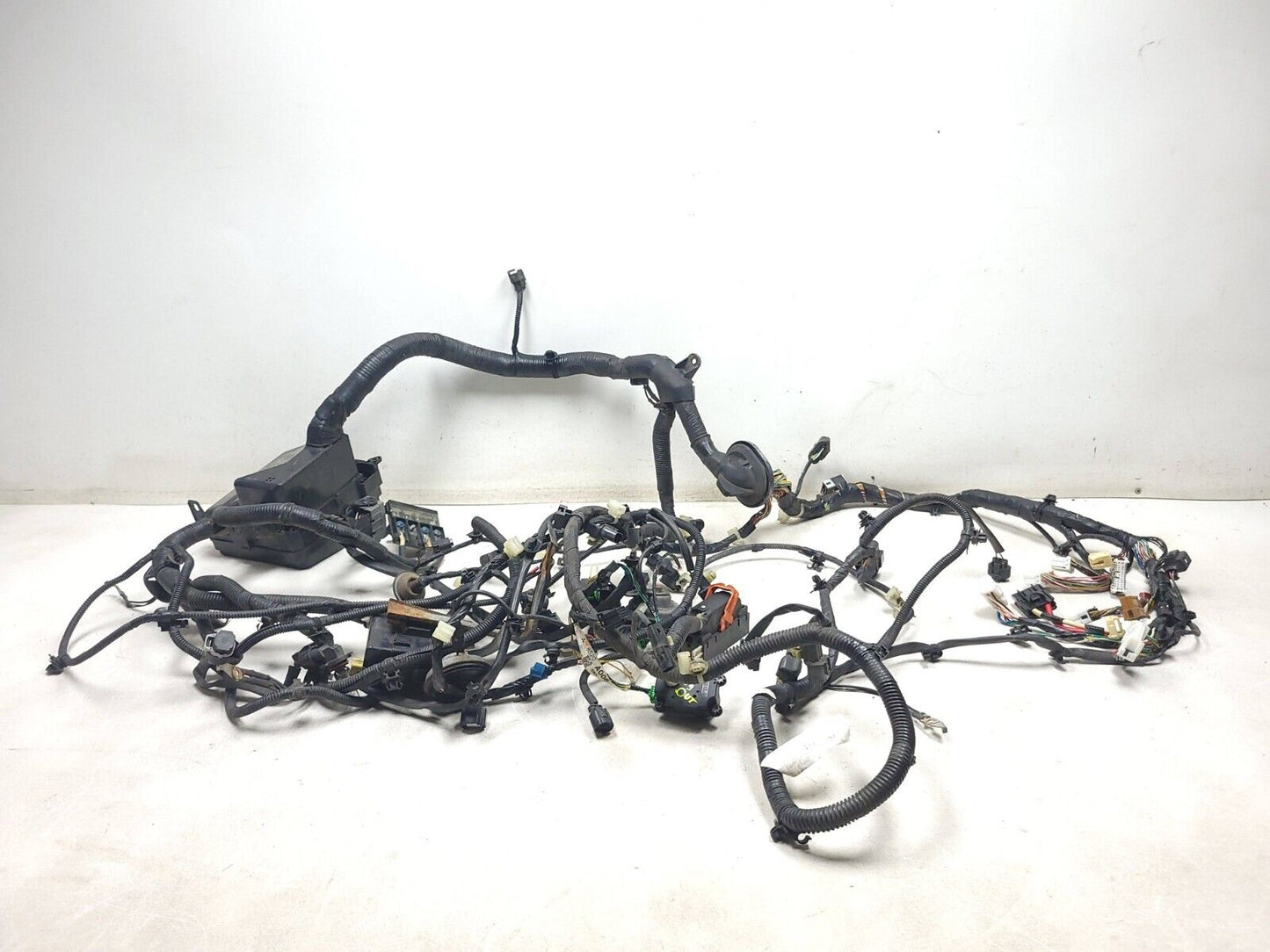 2009 Mitsubishi Outlander Engine Wire Harness W/ Fuse Box 3.0l AWD OEM