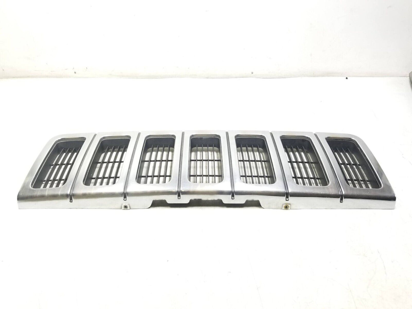 96 97 98 Jeep Grand Cherokee Front Grille 55055059 OEM