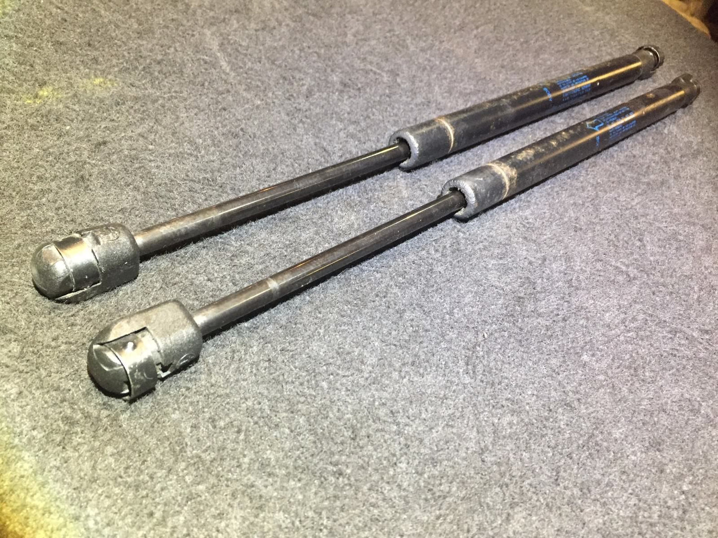 04-09 Jaguar Xj8 Rear Left & Right Side Trunk Lid Shock Strut Lift Support Pair