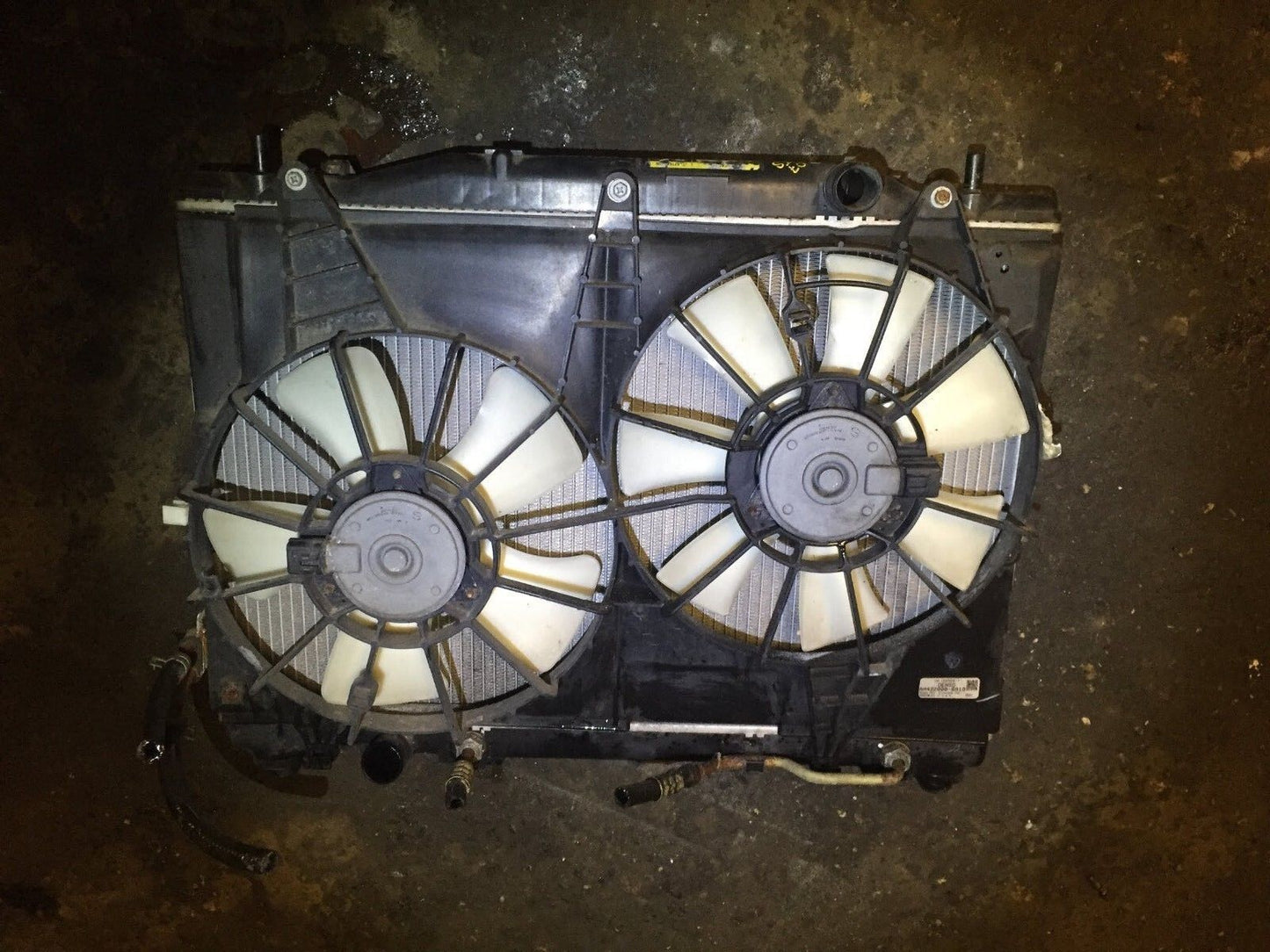 05 06 07 Cadillac CTS Radiator Shroud 2.8l Cooling Fan Condenser OEM